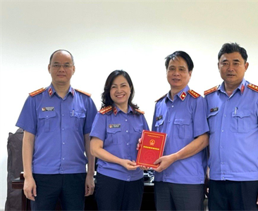 Viện KSND thành phố Hà Nội tổ chức thăm hỏi, tặng quà thân nhân gia đình...